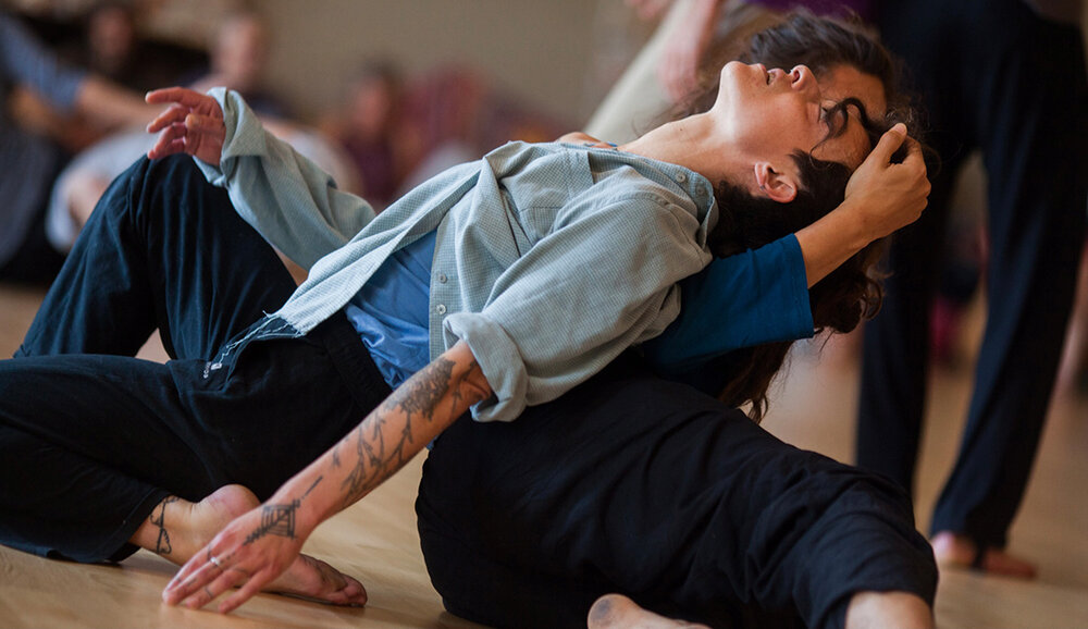 Contact Improvisation auf dem Boden 