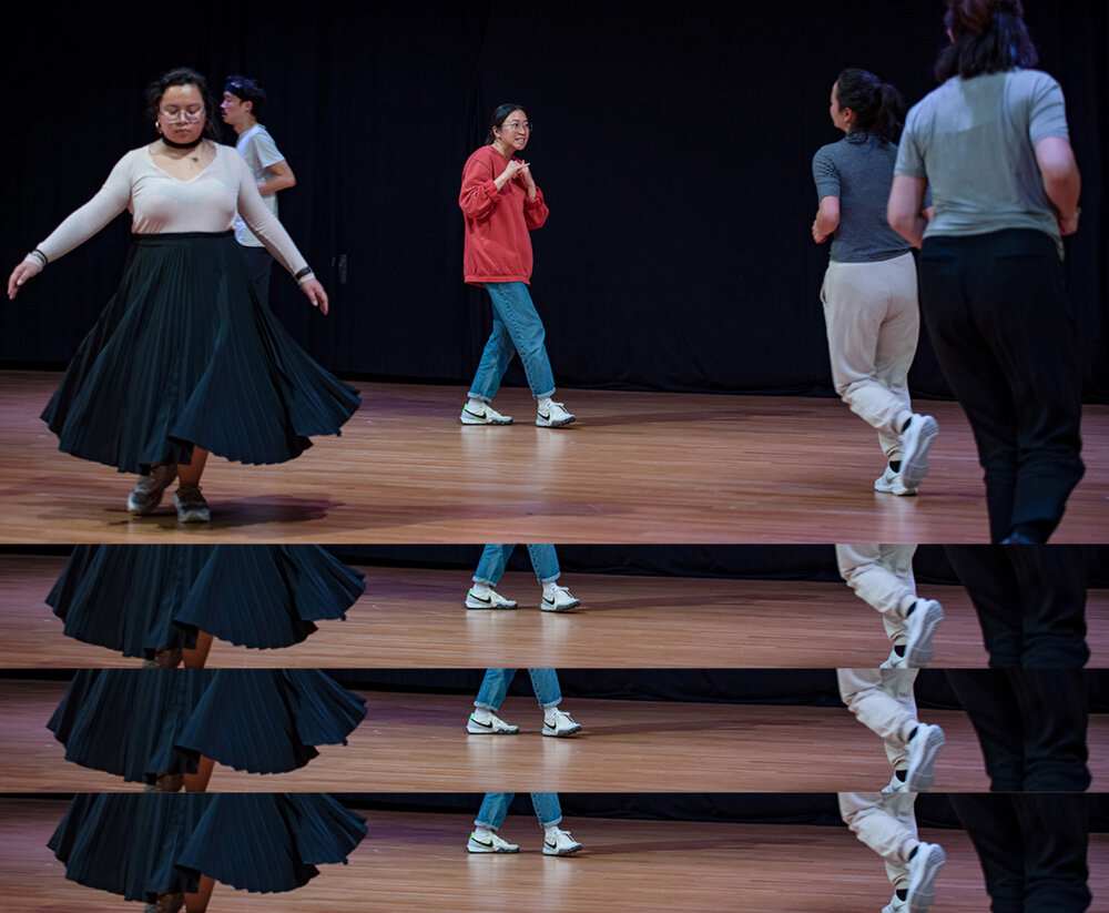 performer*innen bewegen sich im Raum