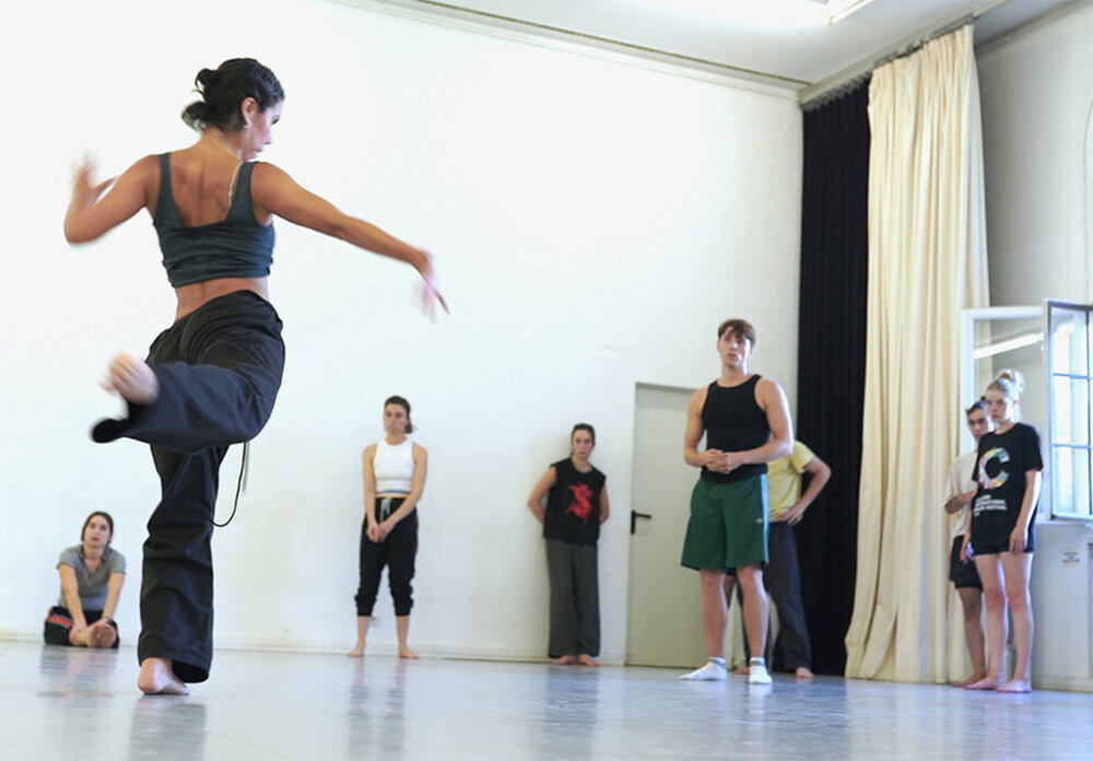 Lehrerin zeigt der Gruppe eine Bewgung